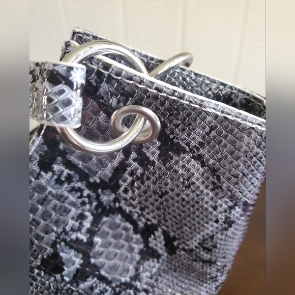 Women's gray and black faux snakeskin hobo Style bag with extra strap - Picture 5 of 13